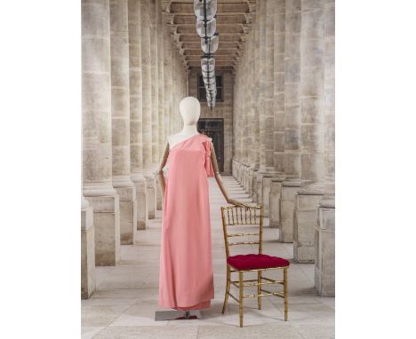 Christian Dior, collection Haute Couture, Printemps-Eté 1967. Robe du soir en soie rose.Directeur artistique Marc BohanDécoll