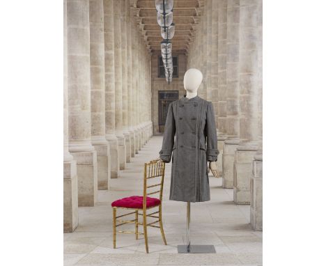Chanel, collection Haute Couture, Automne-Hiver 1974. Manteau en cachemire gris.Directeurs artistiques Jean Cazaubon et Yvonn