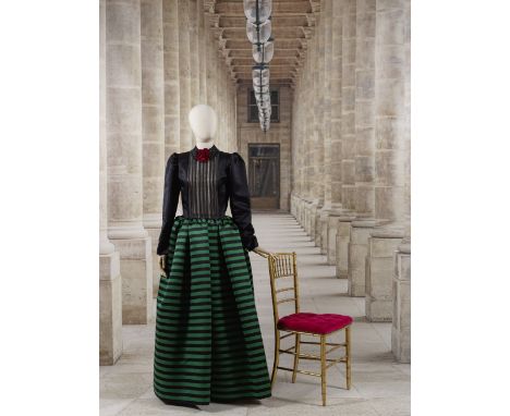 Nina Ricci, collection Haute Couture, circa 1980. Robe du soir en satin de soie.Directeur artistique: Gérard Pipart - Prototy