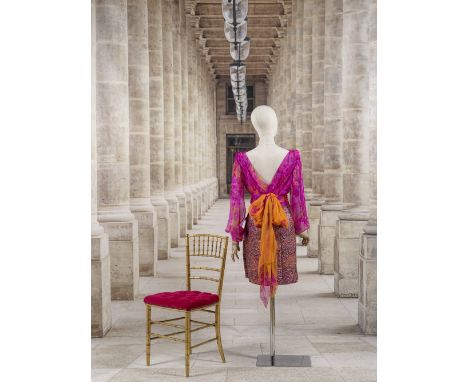 Yves Saint Laurent, collection Haute Couture, Printemps-Eté 1989. Tailleur de cocktail en broché parme et fuchsia.Création Yv