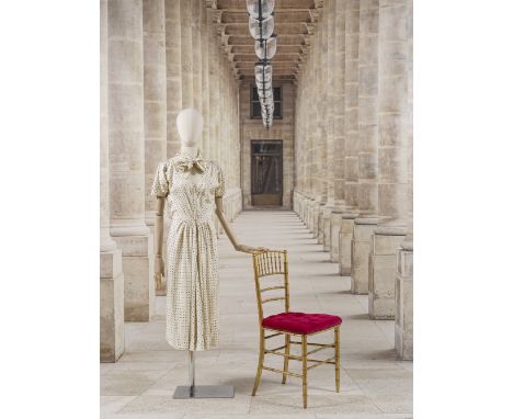 Grès, collection Haute Couture, circa 1955. Robe en soie ivoire à pois marine.Encolure nouée par deux pans sur un décolleté e