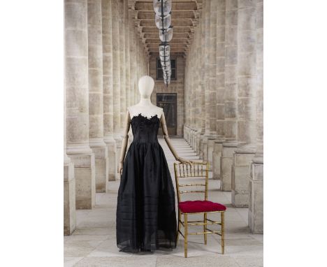 Christian Dior, collection Haute Couture, Automne-Hiver 1977. Robe du soir en soie et gaze de soie noire.Directeur artistique