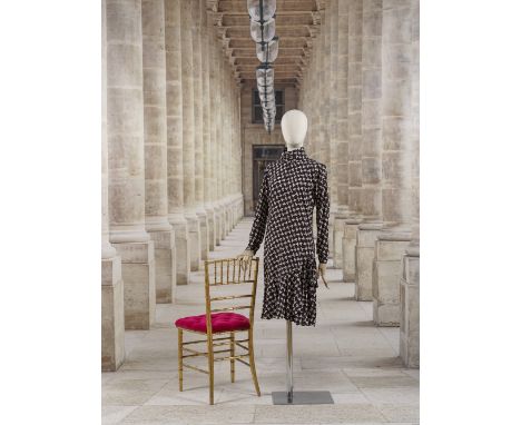 Yves Saint Laurent, collection Haute Couture, circa 1975. Robe en soie noire impriméeCréation Yves Saint LaurentEncolure mont
