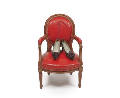 Christian Dior par Roger Vivier, circa 1960. Paire d'escarpins en vernis et fleurs en mousseline.Bouts pointus soulignés d'un