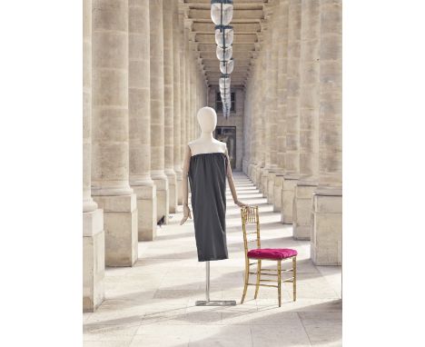 Balenciaga, collection Haute Couture, Automne-Hiver 1957. Robe de petit dîner en crêpe de soie noir.Création: Cristobal Balen