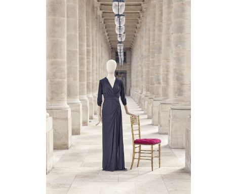 Marcelle Alix, collection Haute Couture, circa 1940/1945. Robe du soir longue en crêpe noir.Décolleté en V sur un effet cache