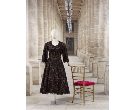 Balenciaga, collection Haute Couture, circa 1948. Robe de cocktail en reps tabac recouvert de dentelle Chantilly noire.Créati