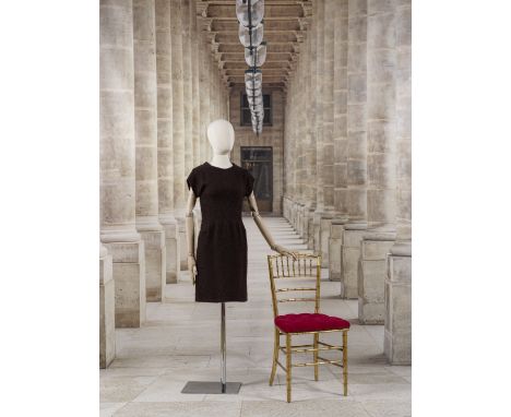 Balenciaga, collection Haute Couture, Automne-Hiver 1964. Robe de jour en lainage bouclette marron.Création Cristobal Balenci