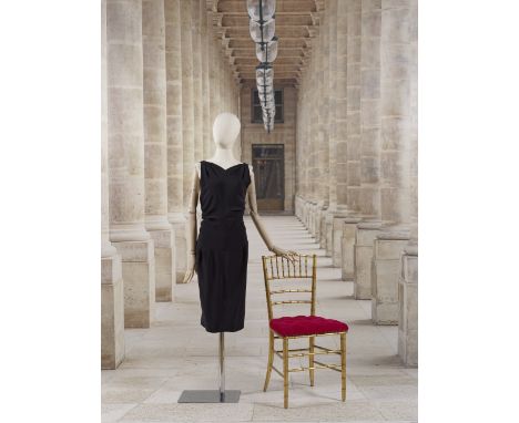 Chanel, collection Haute Couture, Printemps-Eté 1996. Robe de cocktail en soie noire.Directeur artistique Karl LagerfeldPetit
