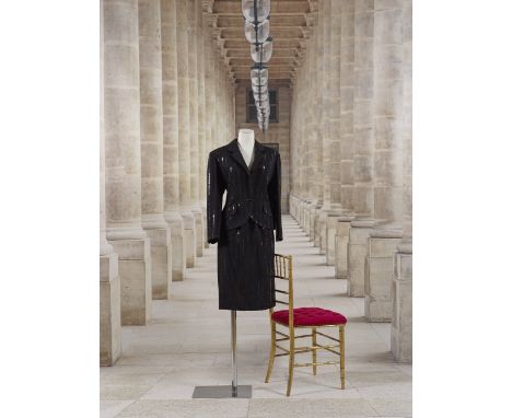 Christian Dior Boutique, collection Prêt-à-Porter, circa 1992. Tailleur du soir en toile de laine noire.Directeur artistique 