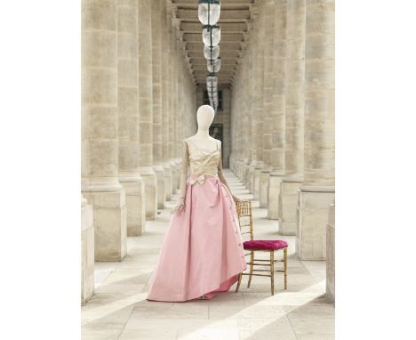 Pierre Balmain, collection Haute-Couture, Printemps-Eté 1959. Robe grand soir en satin de soie ivoire et reps de soie rose ty