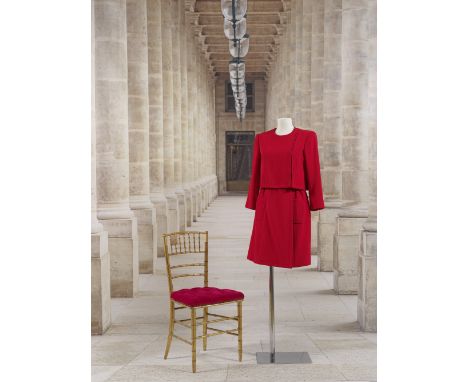 Christian Lacroix, collection Haute Couture, circa 2000. Tailleur en lainage rougeVeste droite à encolure ronde, fermeture as