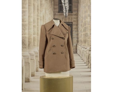 Yves Saint Laurent, collection Haute Couture, Automne-Hiver 1971. Caban en lainage camel.Création Yves Saint LaurentDe forme 