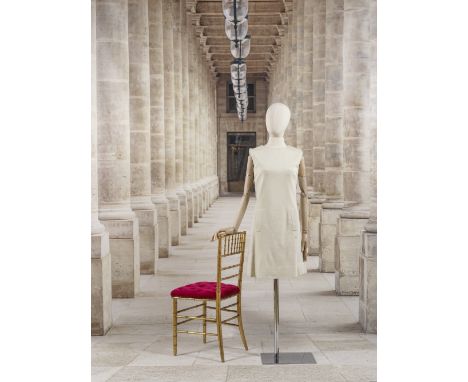 Eisa, collection Haute Couture, circa 1967. Robe de jour en jersey de laine ivoire.Création Cristobal BalenciagaDe forme évas