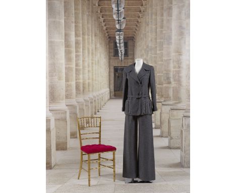Jean Patou, collection Haute Couture, circa 1968. Tailleur pantalon en flanelle griseDirecteur artistique Michel GomaVeste à 