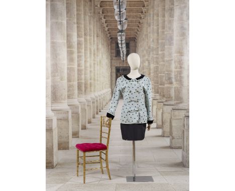 Chanel, Collection Prêt-à-Porter, Printemps-Eté 1988. Ensemble de cocktail en reps de soie et dentelle.Directeur artistique K