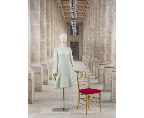 Pierre Cardin, collection Haute Couture, circa 1966. Robe en crêpe de soie vert Nil.De forme évasée elle présente une encolur