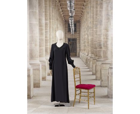 Yves Saint Laurent, collection Haute Couture, circa 1970. Robe du soir longue en soie noire.Création Yves Saint LaurentDe for