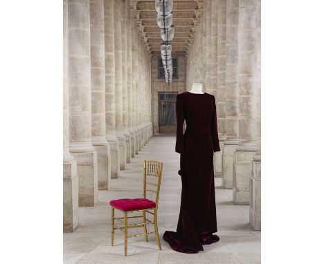 Yves Saint Laurent, collection Haute Couture, circa 1998. Robe du soir longue en velours de soie aubergine.Création Yves Sain