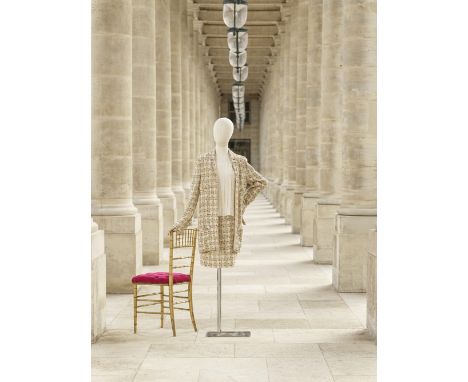 Chanel, collection Haute Couture, Printemps-Eté 1994. Tailleur en tweed à dominante beige, ivoire, grège et multicolore.Direc