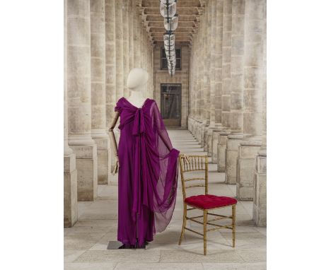 Yves Saint Laurent 1962 - 2002, collection Haute Couture, Printemps-Eté 2002. Robe du soir longue en mousseline de soie parme