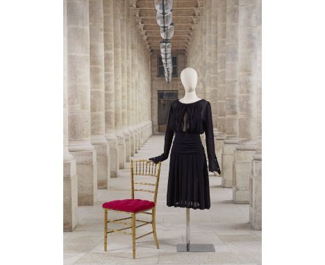 Chanel, collection Haute Couture, Automne-Hiver 1992. Robe en gaze de laine noireDirecteur artistique Karl LagerfeldDécolleté
