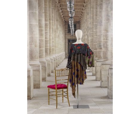 Jean Patou, collection Haute Couture, Automne-Hiver 1986. Ensemble de cocktail en étamine imprimée.Directeur artistique Chris