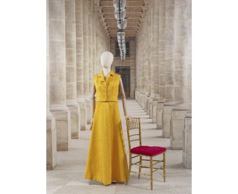 Balenciaga, collection Haute Couture, Printemps-Eté 1966. Ensemble du soir en satin de coton façonné et effet de surpiqûres b