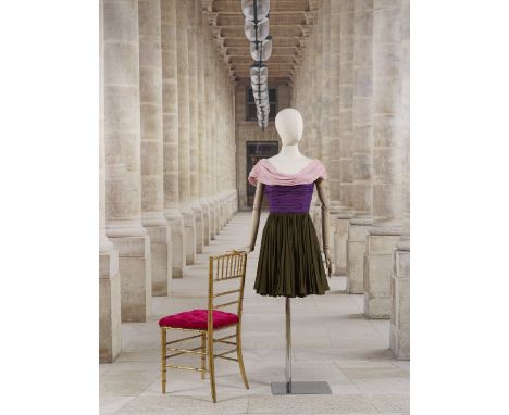 Christian Lacroix, collection Haute Couture, Printemps-Eté 1990. Robe de cocktail en jersey de soie tricolore.Large décolleté