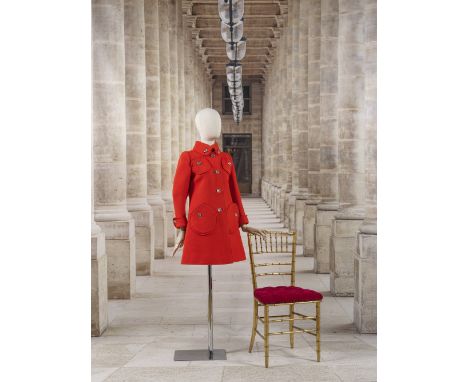 Courrèges, collection Haute Couture, circa 1966. Manteau en lainage corailCréation André CourrègesDe forme évasée, petit col 
