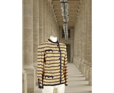 Chanel, collection Haute Couture, circa 1974. Veste en tweed &amp;#224; chevrons blanc, marine et saumon.&lt;br/&gt;Directeur