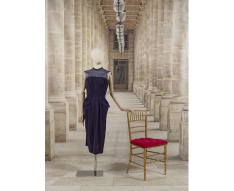 Jacques Fath, collection Haute Couture, circa 1948. Robe en crêpe de laine et résille marine.Prototype du défiléEncore ronde,