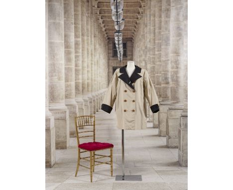Yves Saint Laurent, collection Haute Couture, circa 1990. Caban du soir en soie ivoire et noirCréation Yves Saint LaurentLarg