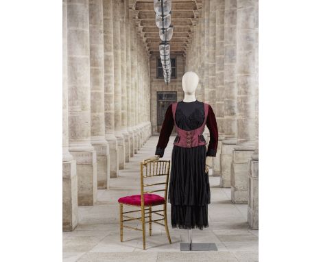 Christian Lacroix, collection Haute Couture, Automne-Hiver 1990. Ensemble de cocktail en mousseline de soie noire.Haut à enco
