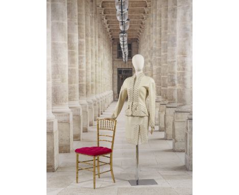 Christian Dior, collection Prêt-à-Porter, Printemps-Eté 2008. Tailleur en cuir coquille d'œuf perforé à motif floral.Directeu