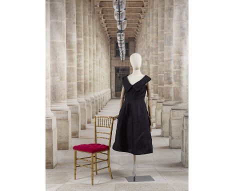 Givenchy Couture, collection Prêt-à-Porter, circa 2000. Robe du soir courte en gazar noir.Décolleté en pointe rehaussé d'un c