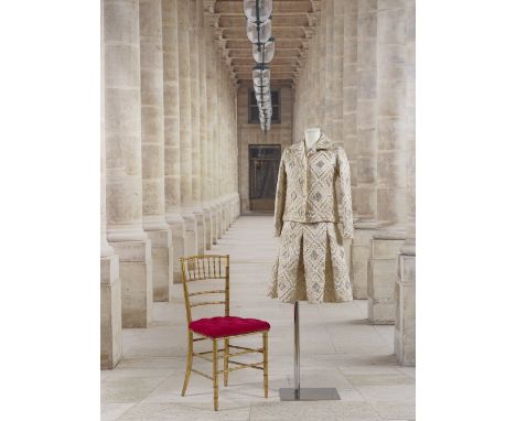Jean Patou, collection Haute Couture, circa 1966. Ensemble robe et veste en broché écru, bleu ciel et or.Directeur artistique