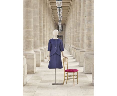 Christian Dior, collection Haute Couture, Printemps-Ete 1961. Ensemble de jour robe et veste en  « Buribul » marine.Directeur