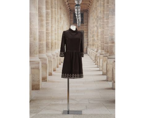 Guy Laroche, collection Haute Couture, circa 1964. Robe de cocktail en velours de soie taupe.Encolure ronde à biais montant, 