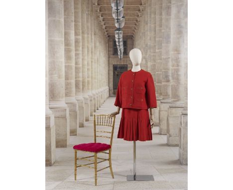 Chanel, collection Haute Couture, circa 1960. Ensemble de Jour en flanelle de laine rougeCréation Gabrielle ChanelRobe à enco