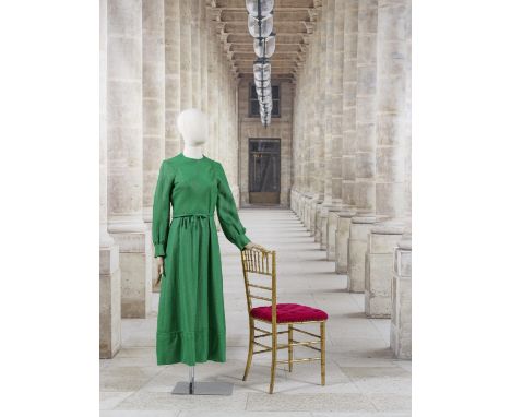 Givenchy, collection Haute Couture, Printemps-Eté 1970. Robe de garden party en toile verte émeraudeCréation Hubert de Givenc