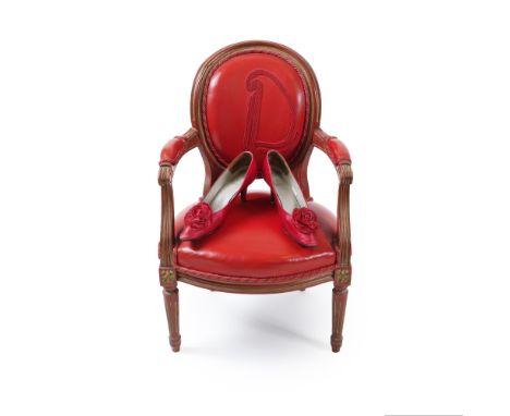 Christian Dior créée par Roger Vivier, circa 1958. Paire d'escarpins du soir recouverts de soie framboise.L'empeigne surmonté