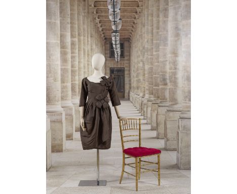 Christian Dior, collection Haute Couture, Automne-Hiver 1959. Robe de cocktail en faille de soie chocolat.Directeur artistiqu
