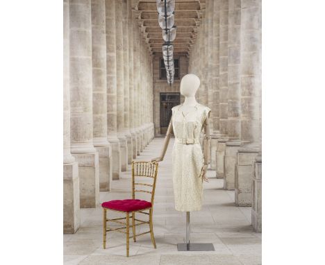 Paquin, collection Haute Couture, circa 1950. Robe et veste en broché blanc.Décolleté à découpe géométrique, épaules légèreme