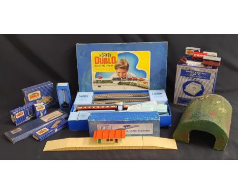 HORNBY DUBLO 00 TRAIN SET AND VARIOUS ACCESSORIESDublo train set including Duchess of Montrose, carriages and track in fitted