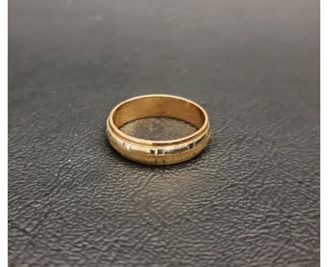 FOURTEEN CARAT GOLD RINGwith banded detail, ring size L and approximately 3.1 grams 