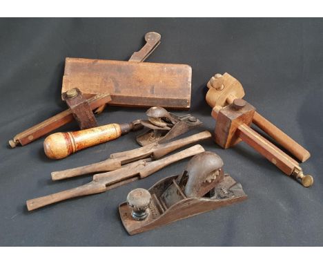 SELECTION OF VINTAGE TOOLSincluding metal planes, convex wooden plane, three mortice gauges, spokeshaves, etc. 