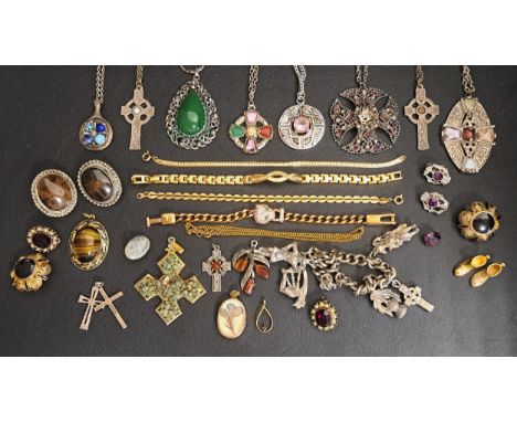 GOOD SELECTION OF VINTAGE JEWELLERYincluding pendants, earrings, and bracelets, many with stone set decoration 