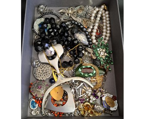 GOOD SELECTION OF COSTUME JEWELLERYincluding various vintage brooches, enamel pendants, filigree butterfly pendent, various b