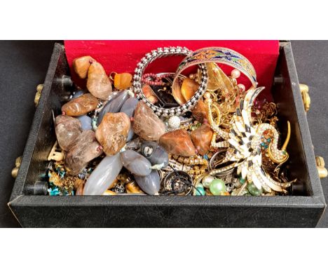 INTERESTING SELECTION OF VINTAGE AND MODERN COSTUME JEWELLERYincluding agate bead necklaces, enamel decorated brooches and ba
